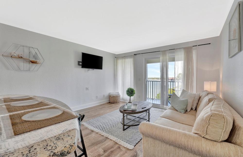 Seaside Luxury Oasis with balcony photo 55