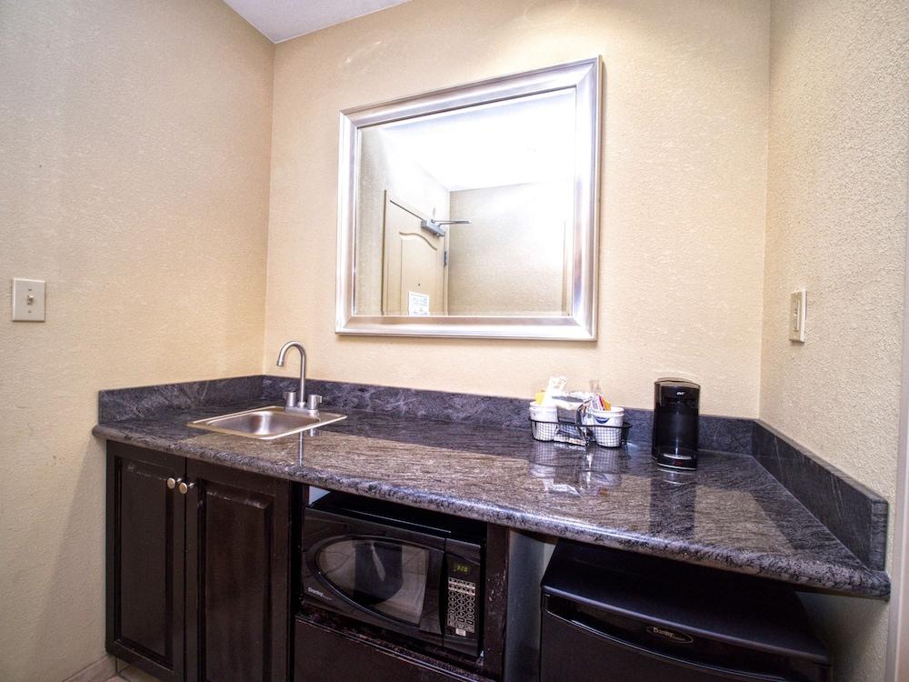 Hampton Inn & Suites Elk City photo 11