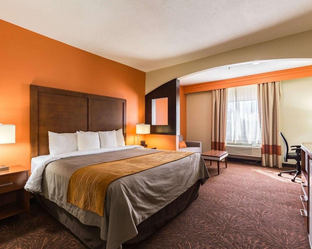 Econo Lodge Inn & Suites East photo 54