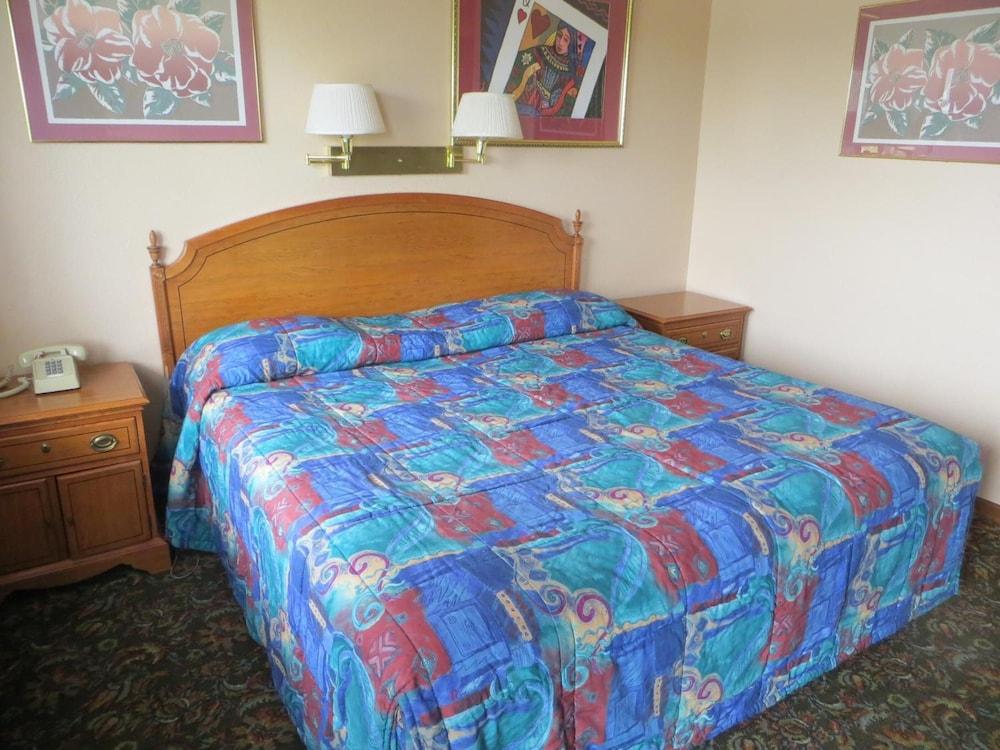 Travelers Inn photo 21