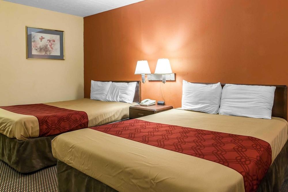 Econo Lodge Seymour photo 13