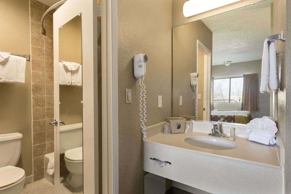 Super 8 by Wyndham Ridgecrest photo 20