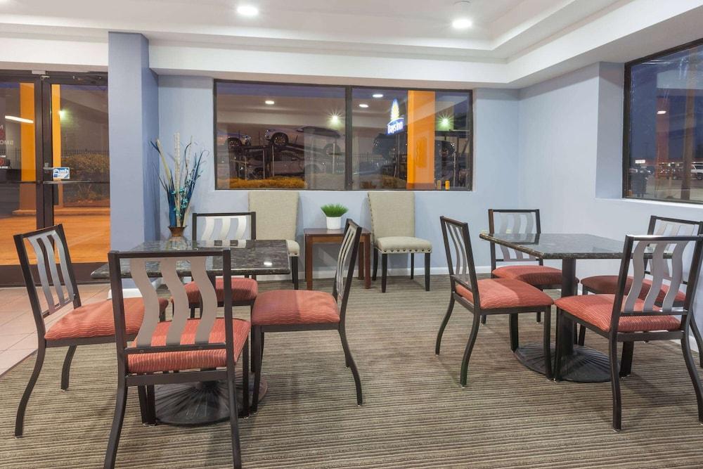 Days Inn by Wyndham Clinton photo 5