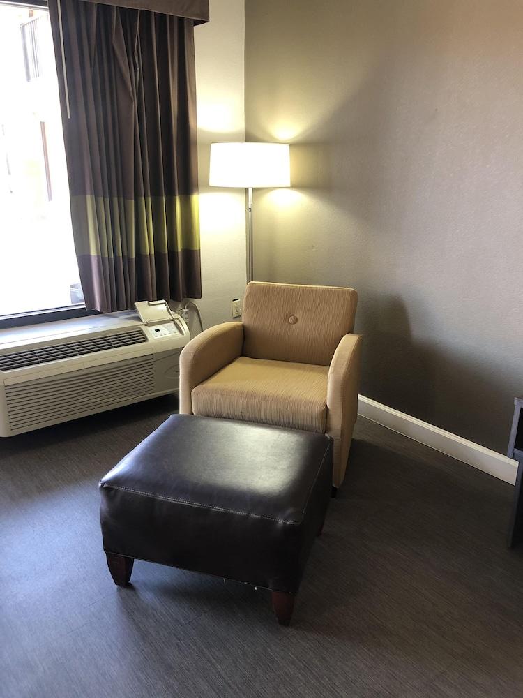 Super 8 by Wyndham, Orangeburg photo 7