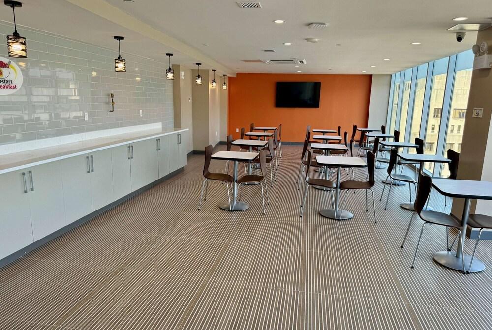 Super 8 By Wyndham Bronx Near Stadium photo 6