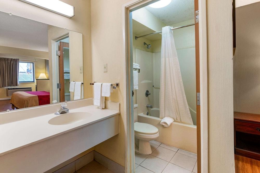 Econo Lodge Inn & Suites Southeast photo 12