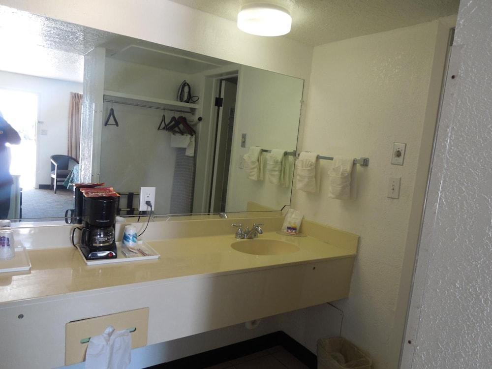 Relax Inn Mineral Wells photo 21