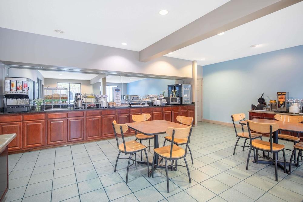Baymont by Wyndham Laurel photo 15