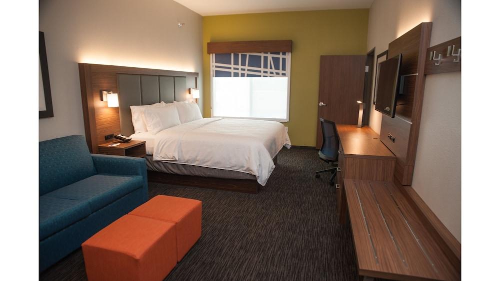 Holiday Inn Express & Suites Norfolk by IHG photo 4