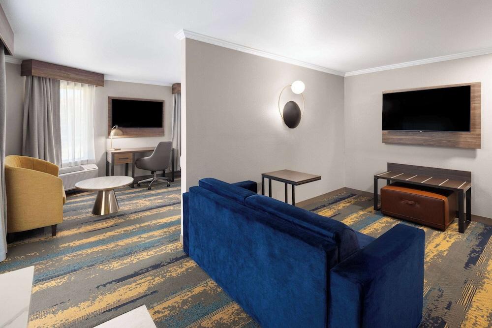 La Quinta Inn & Suites by Wyndham Yakima Downtown photo 68