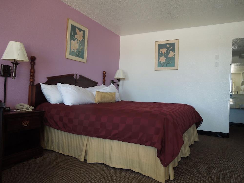 Relax Inn Mineral Wells photo 34