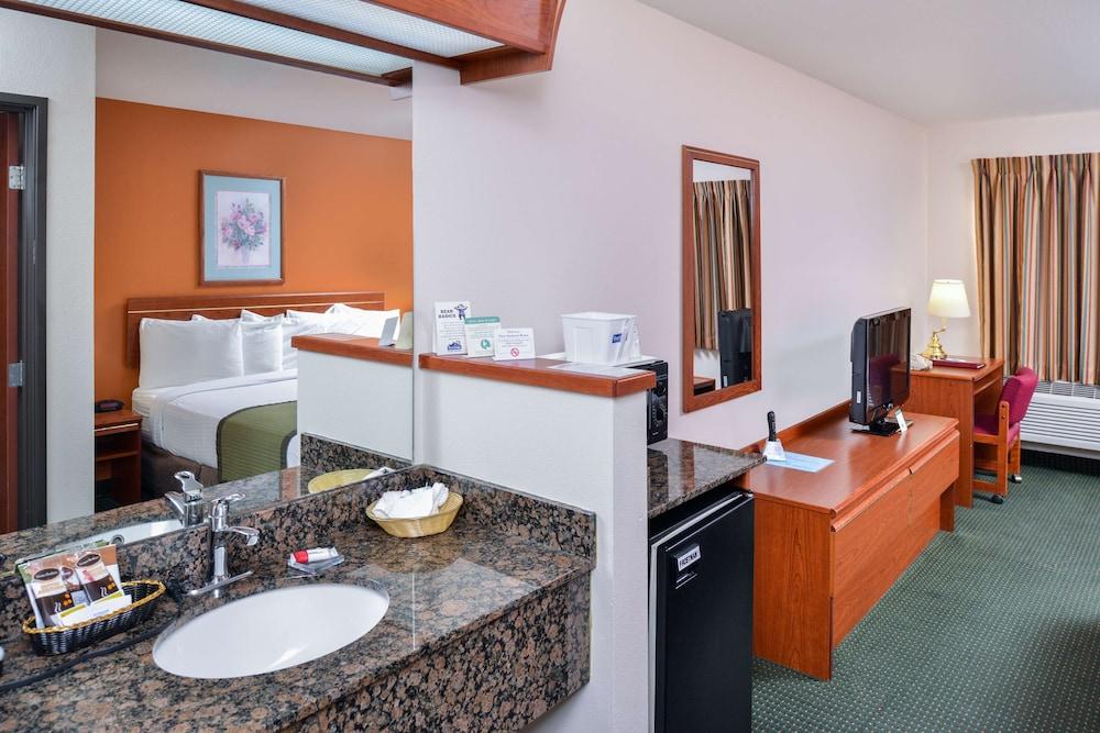 Travelodge Suites by Wyndham Newberg photo 32