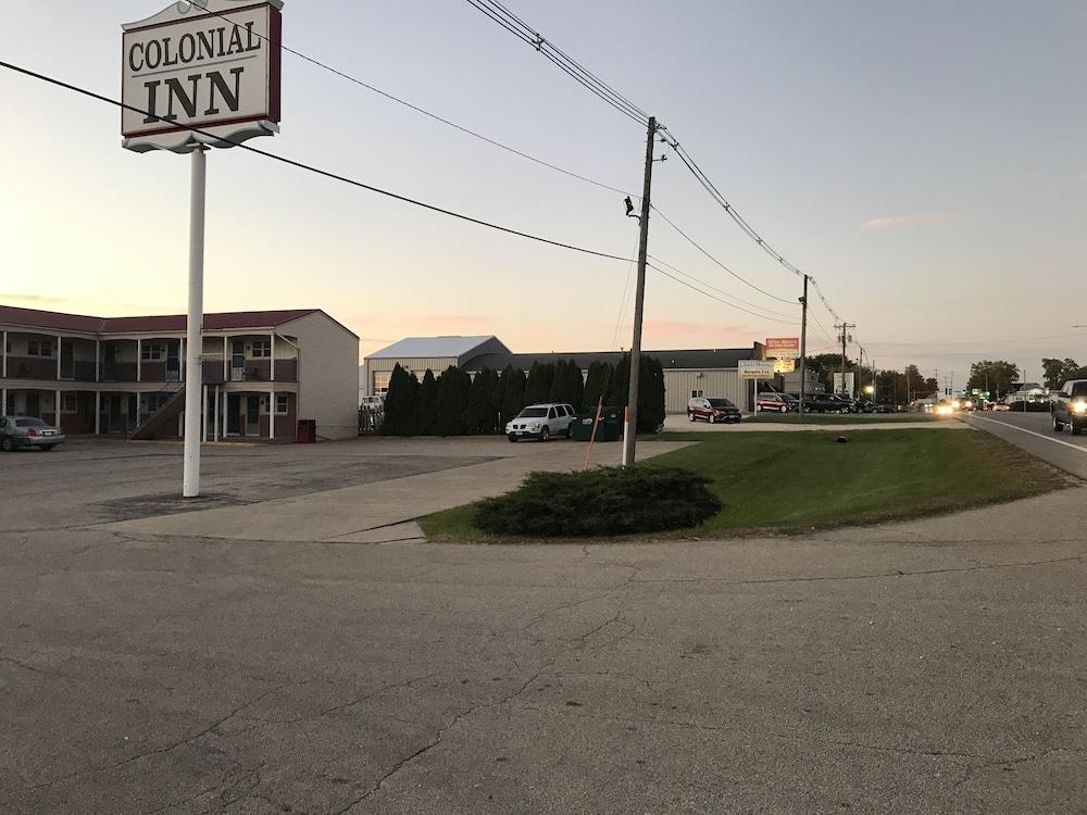 Colonial Inn Dyersville photo 47