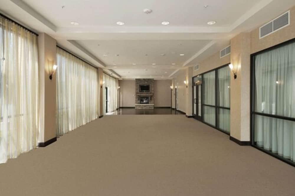 Hampton Inn Jacksonville-Anniston Area photo 67