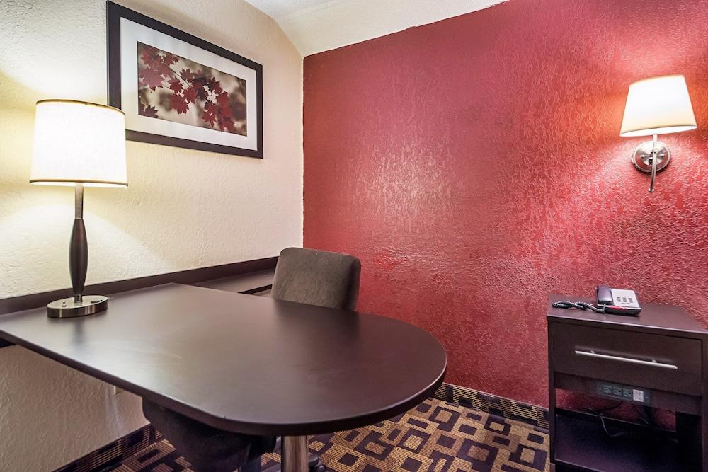 Red Roof Inn Anderson, IN photo 8