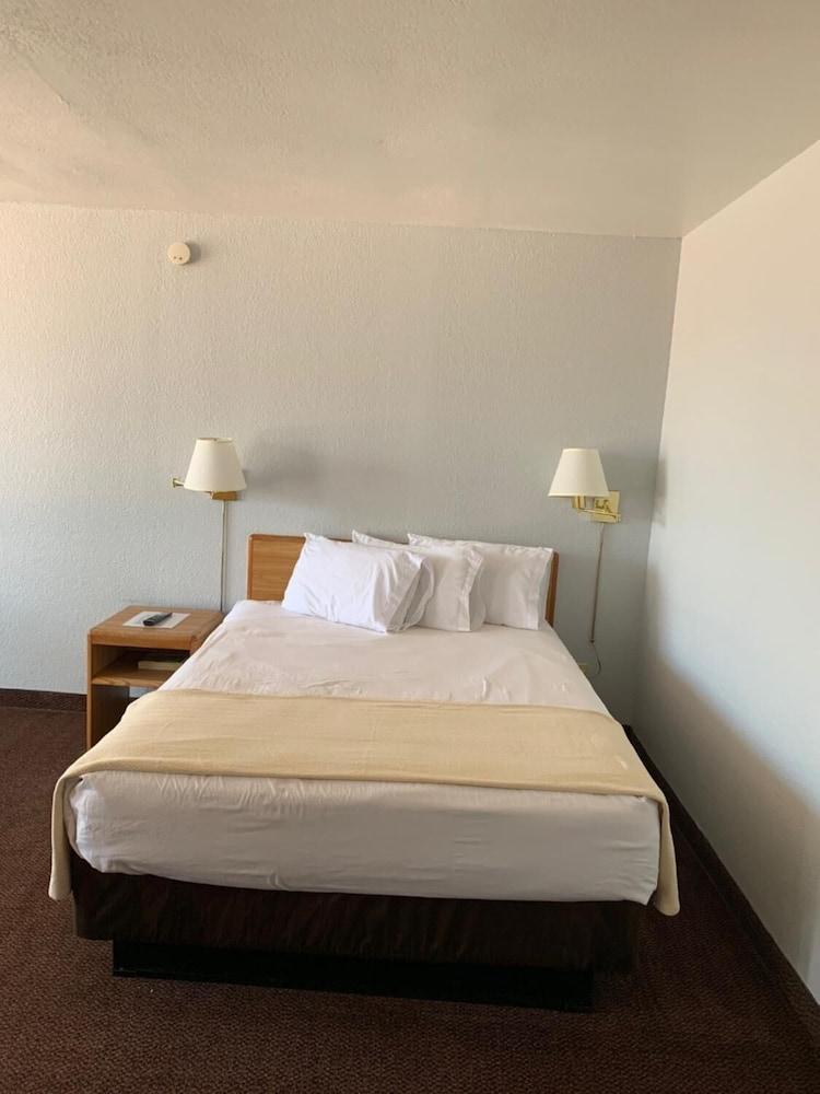 E-Z 8 Motel Phoenix Airporter photo 10