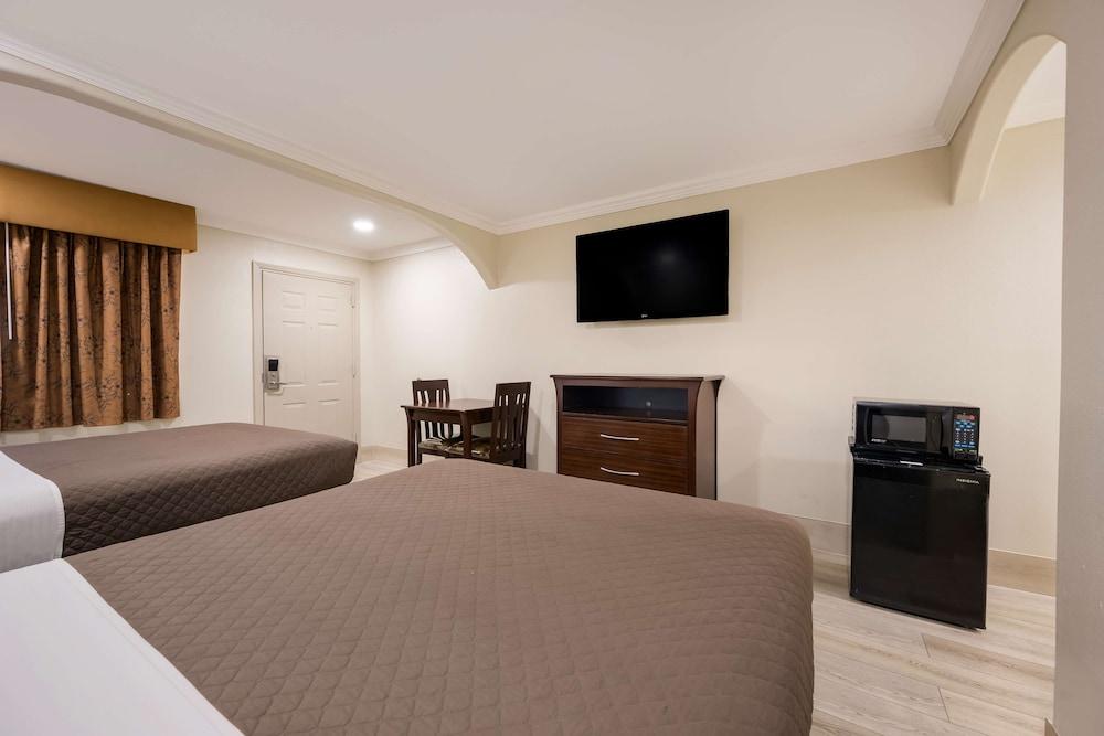 Americas Best Value Inn Houston Heights at I-45 photo 6