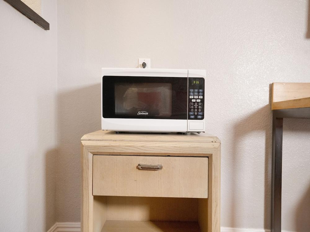 Hotel Avenida Victorville I 15 photo 10