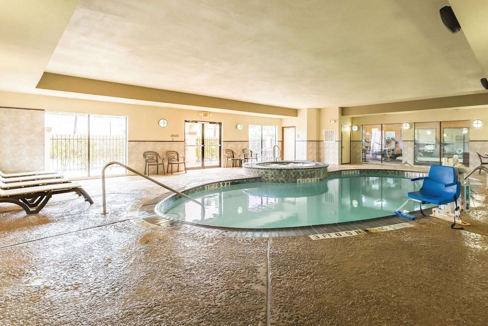 Comfort Suites Beaumont I-10 photo 29
