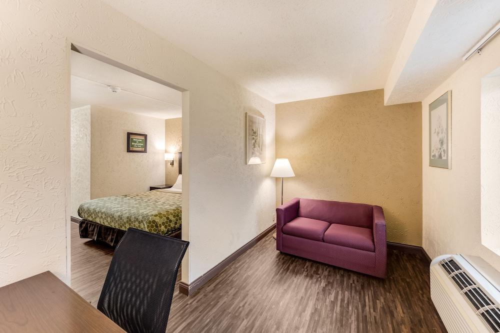 Econo Lodge Inn And Suites photo 17