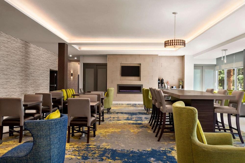 La Quinta Inn & Suites by Wyndham Orlando - IDrive Theme Parks photo 23