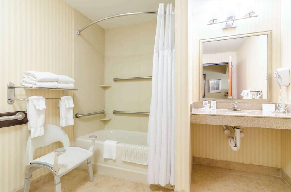 Comfort Suites Salina South photo 45
