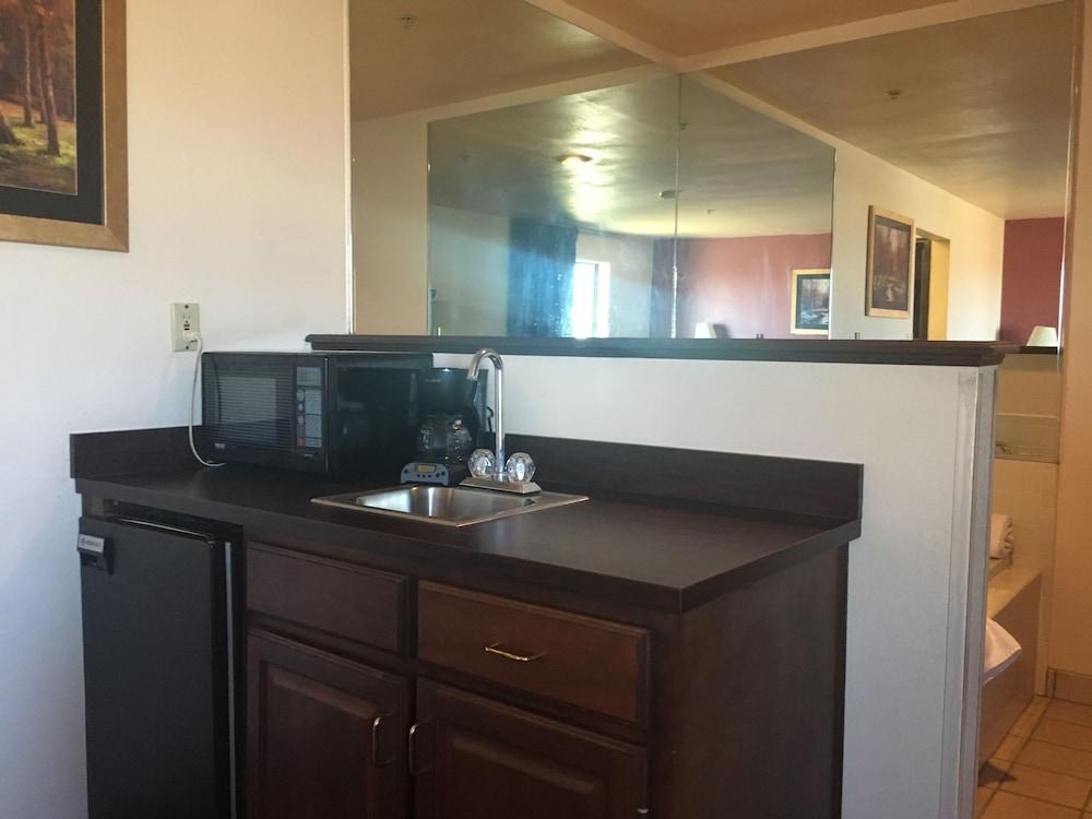 Derby Inn & Suites photo 17