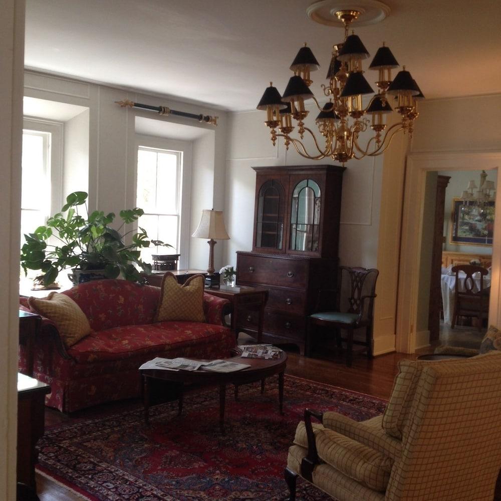 Carriage House Inn photo 17
