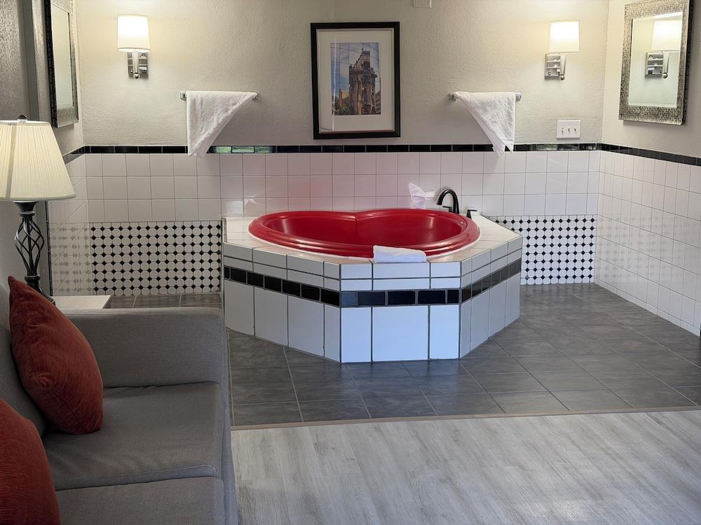 Whaler Inn and Suites photo 16