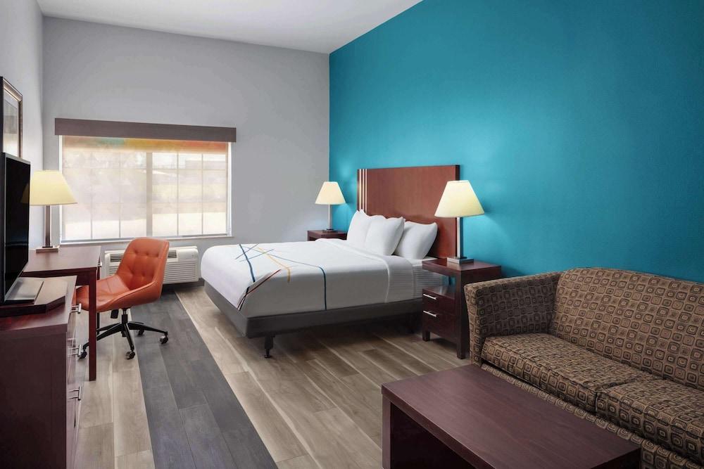 La Quinta Inn & Suites by Wyndham Woodward photo 7