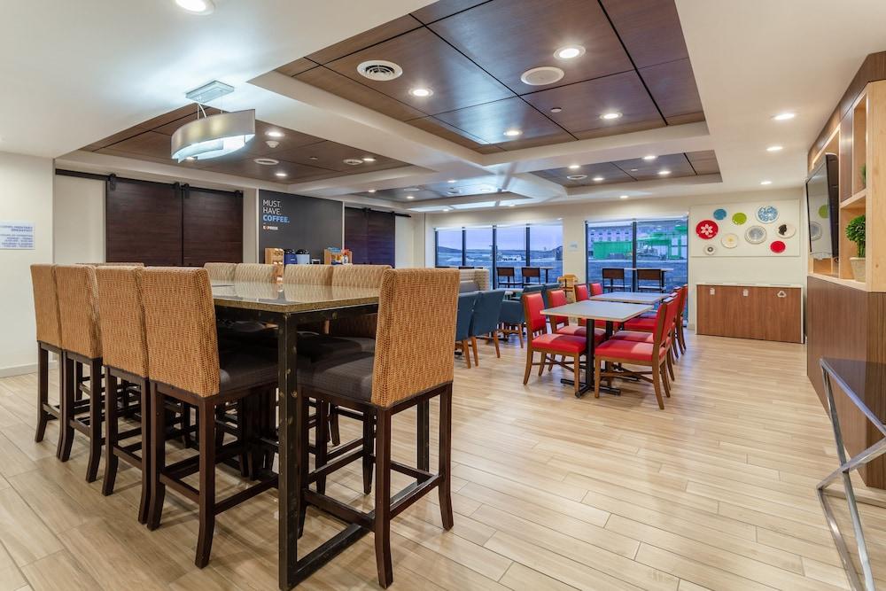 Holiday Inn Express & Suites Cedar Falls - Waterloo by IHG photo 25