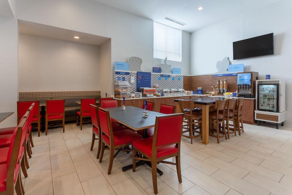 Holiday Inn Express Laguardia Airport, an IHG Hotel photo 28