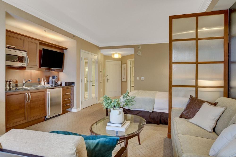 Premium Suite w/balcony at The Signature photo 43