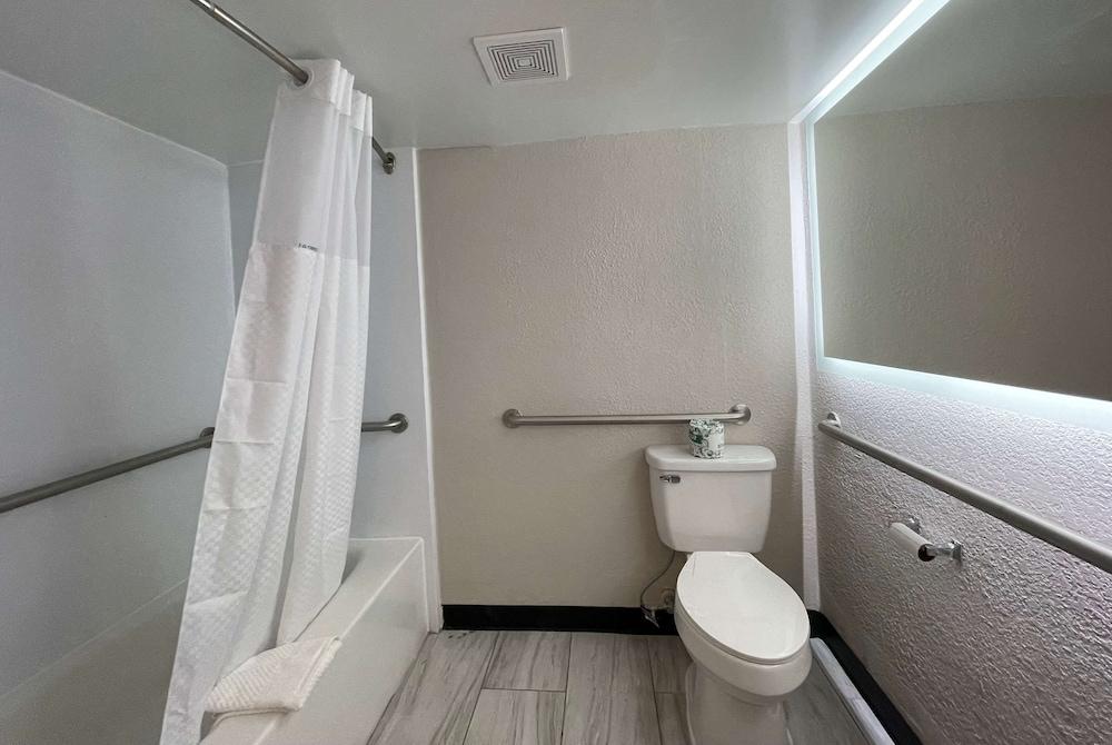 Days Inn & Suites by Wyndham Port Huron photo 24