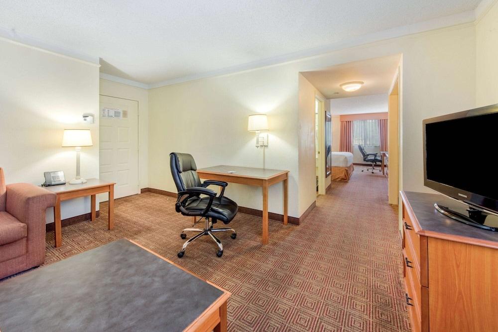 La Quinta Inn & Suites by Wyndham Ft Lauderdale Cypress Cr photo 6
