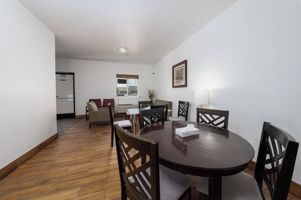America Inn & Suites photo 7