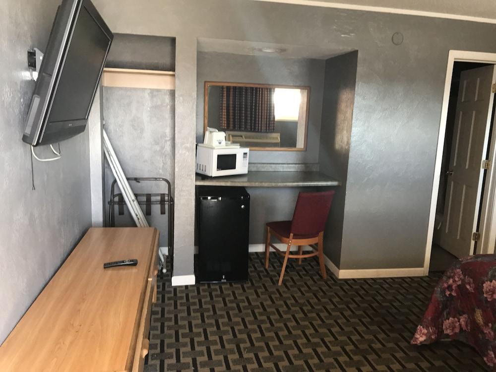 Economy Inn Motel photo 12
