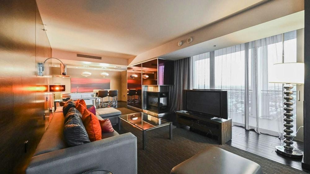 One Bedroom | 1.5 Baths & Living Room | Jet Tub – Palms Place StripSuite photo 17