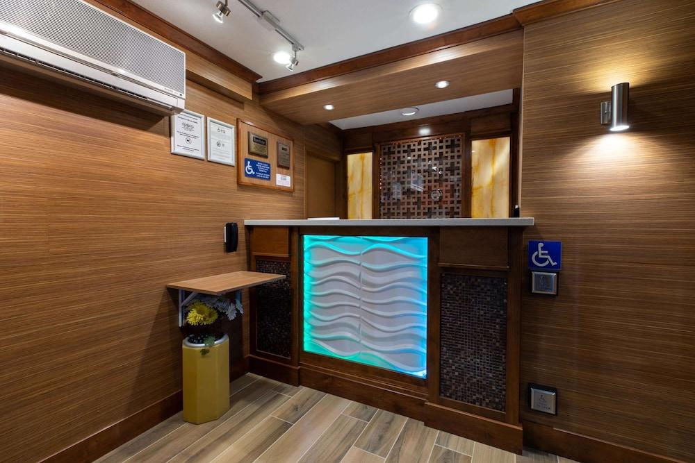 Hotel Vinea, a Travelodge by Wyndham photo 2
