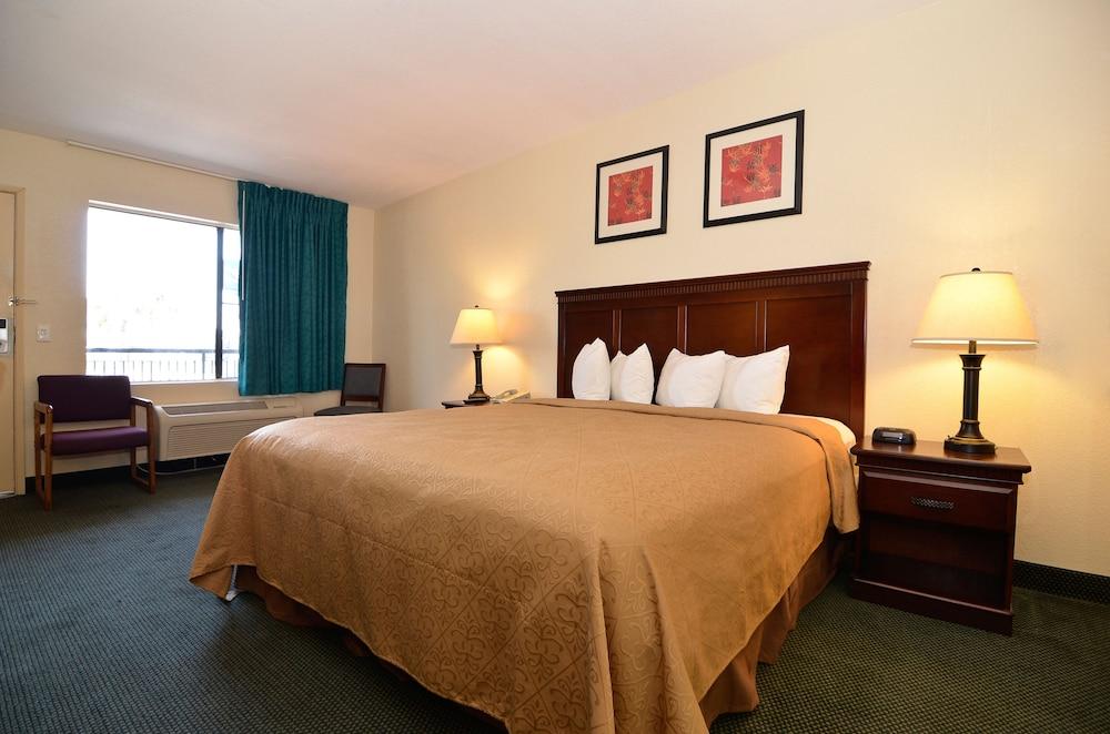 Quality Inn San Diego I-5 Naval Base photo 17