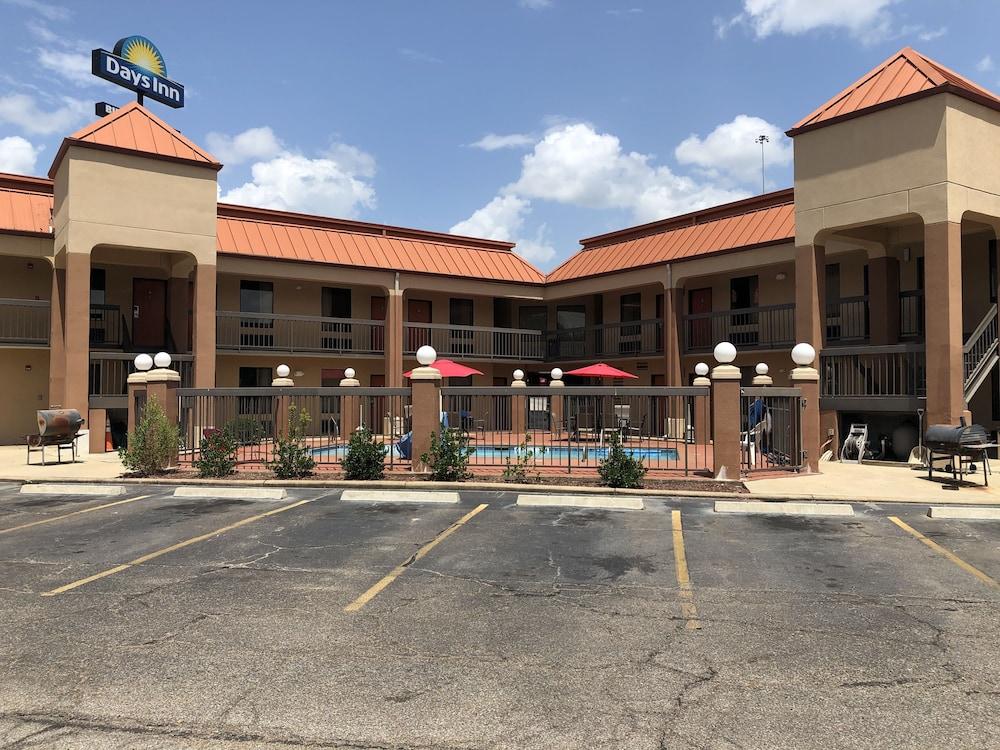 Days Inn by Wyndham Columbus photo 5