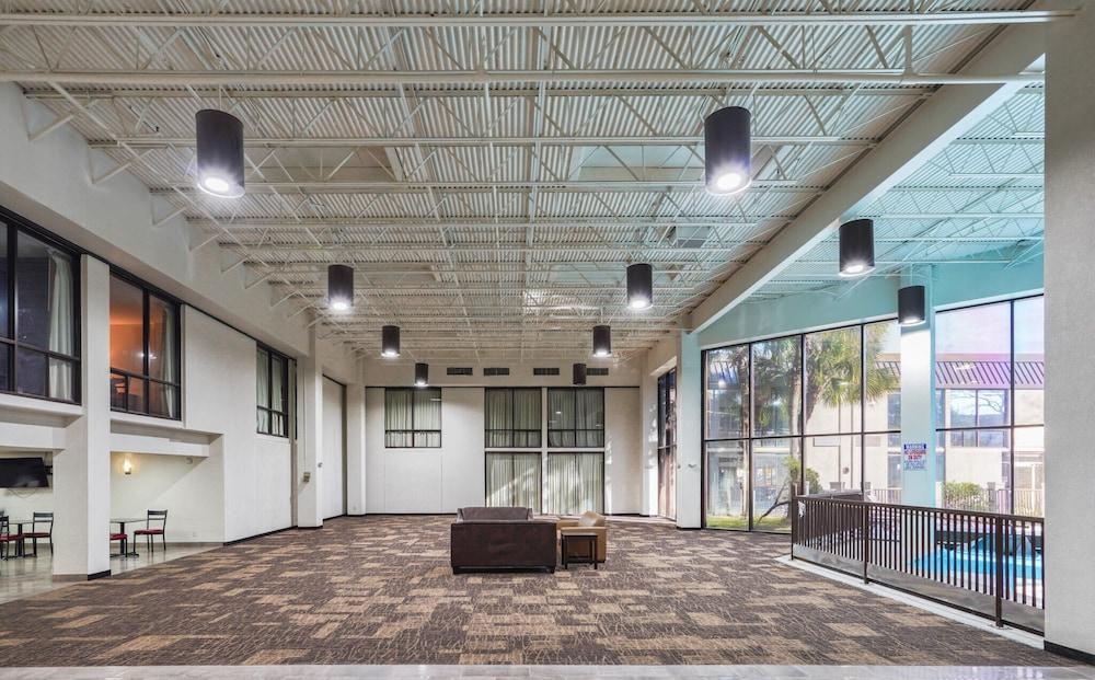 Red Roof Inn PLUS+ & Suites Houston - IAH Airport SW photo 2