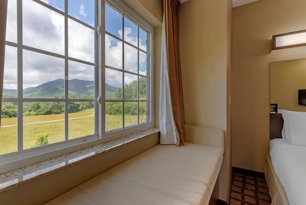 Microtel Inn & Suites By Wyndham Sylva Dillsboro Area photo 10