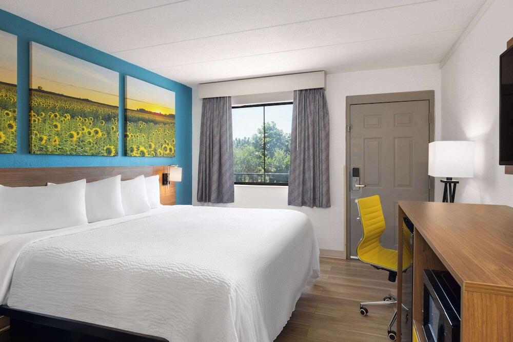 Days Inn & Suites by Wyndham Indianapolis Airport East photo 11