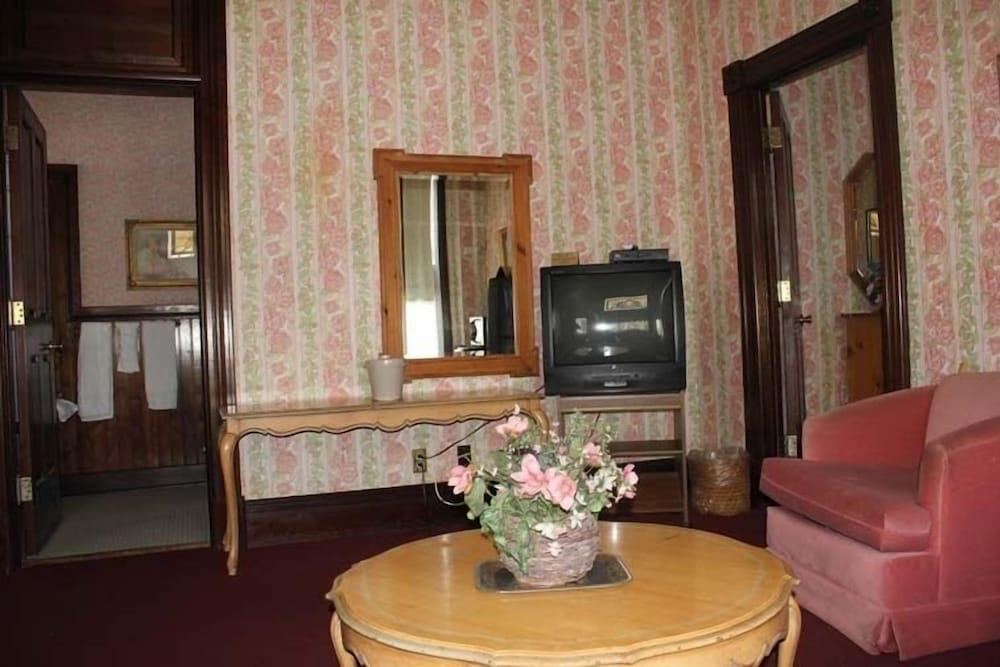Irwin Street Inn photo 19