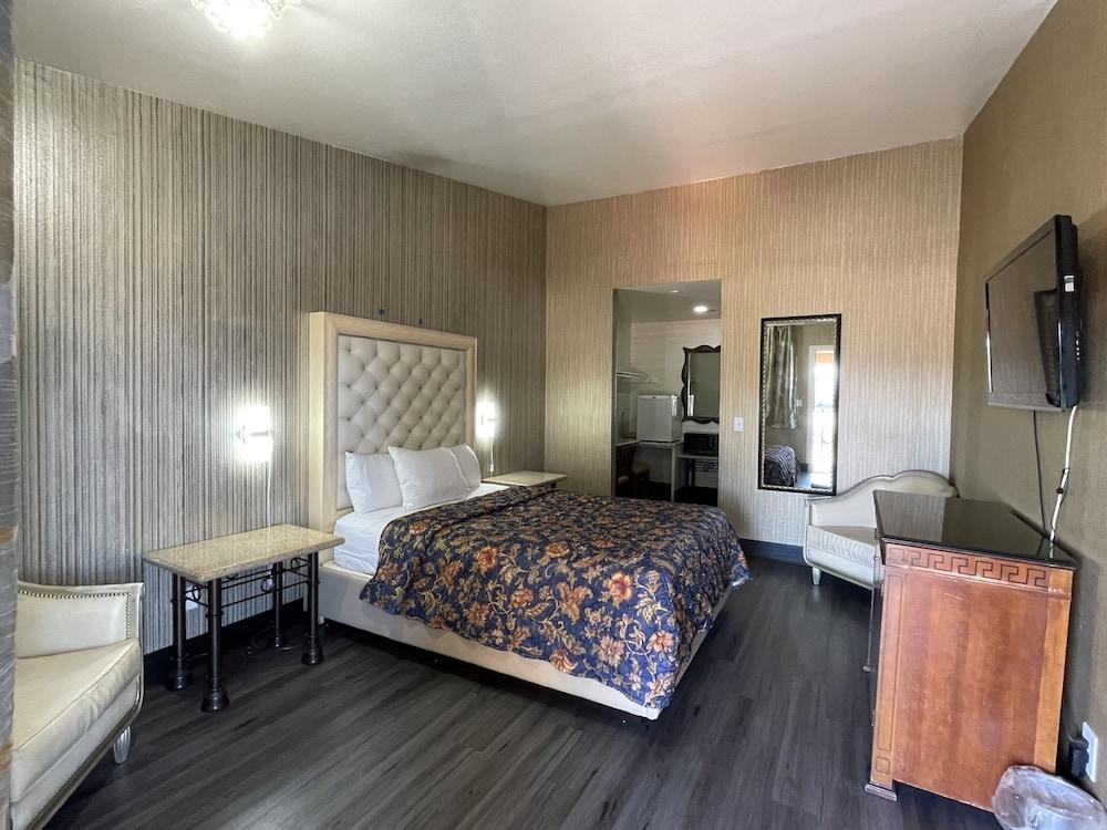 Crown Motel photo 25