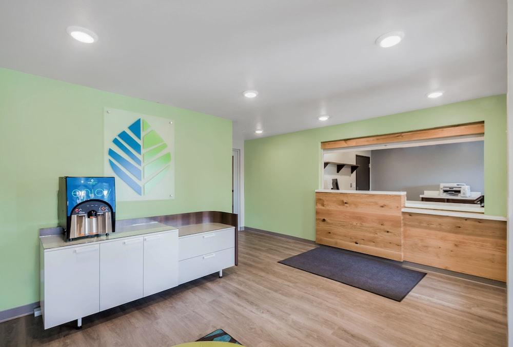 WoodSpring Suites Chicago Addison photo 2