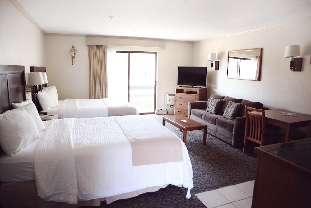 Coachman Inn & Suites photo 15