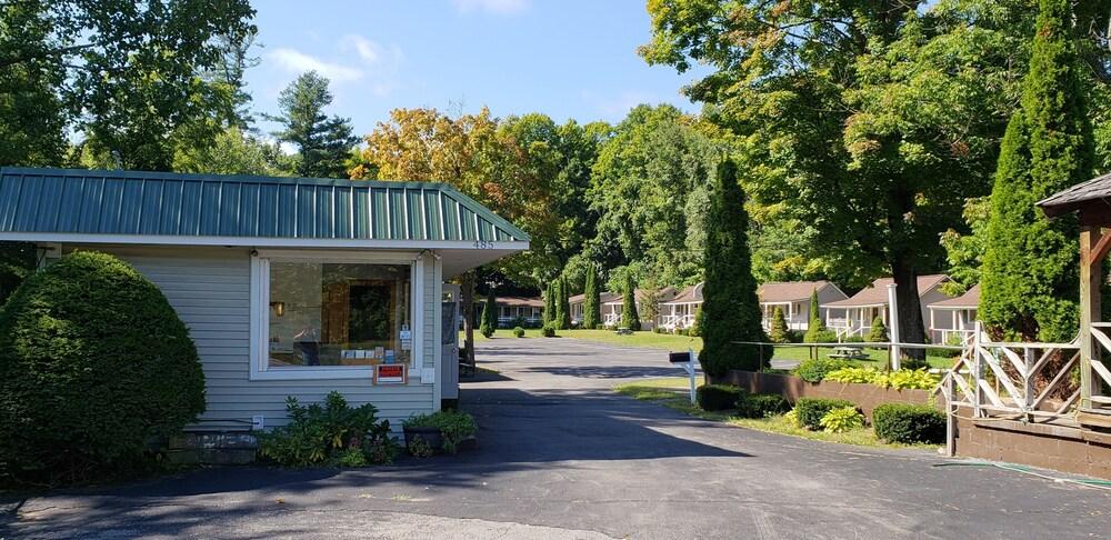 Adirondack Oasis Motel photo 44
