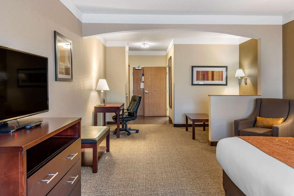 Comfort Suites Linn County photo 60